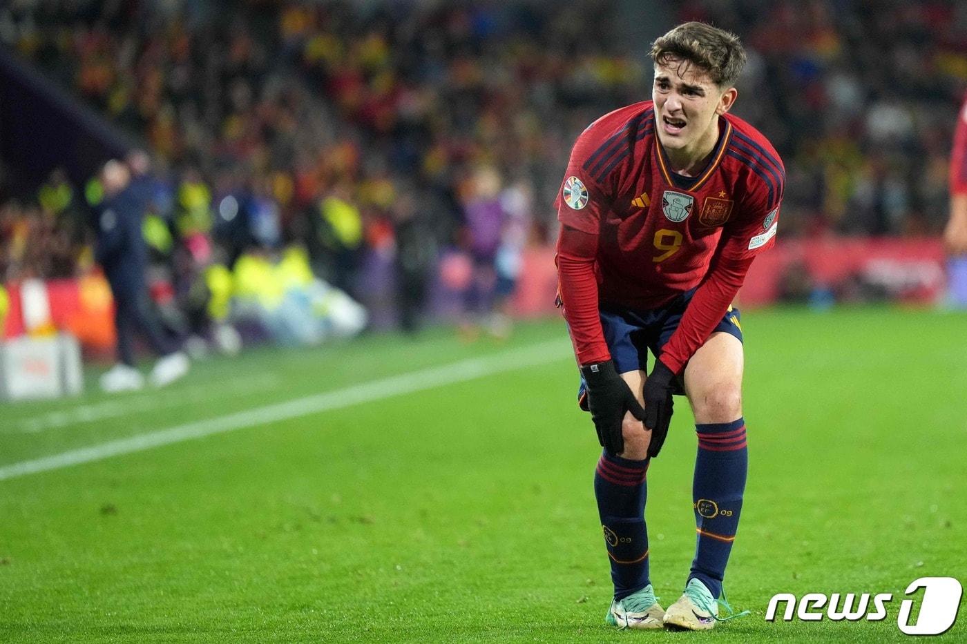 오른 무릎 십자인대 파열로 쓰러진 가비. ⓒ AFP=뉴스1