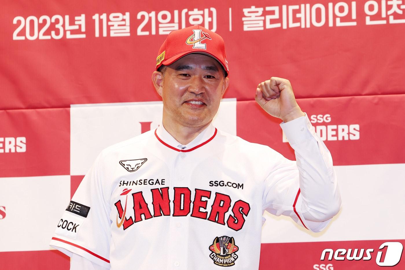 본문 이미지 - 이숭용 SSG 랜더스 신임 감독이 21일 오후 인천 홀리데이 인 송도 호텔에서 열린 취임식에서 포즈를 취하고 있다. 1994년 태평양에 입단한 이 감독은 선수 은퇴 후 2013년 당시 신생팀 kt의 타격 코치로 시작해 단장까지 10년 간 kt에 몸담아왔다. 2023.11.21/뉴스1 ⓒ News1 민경석 기자