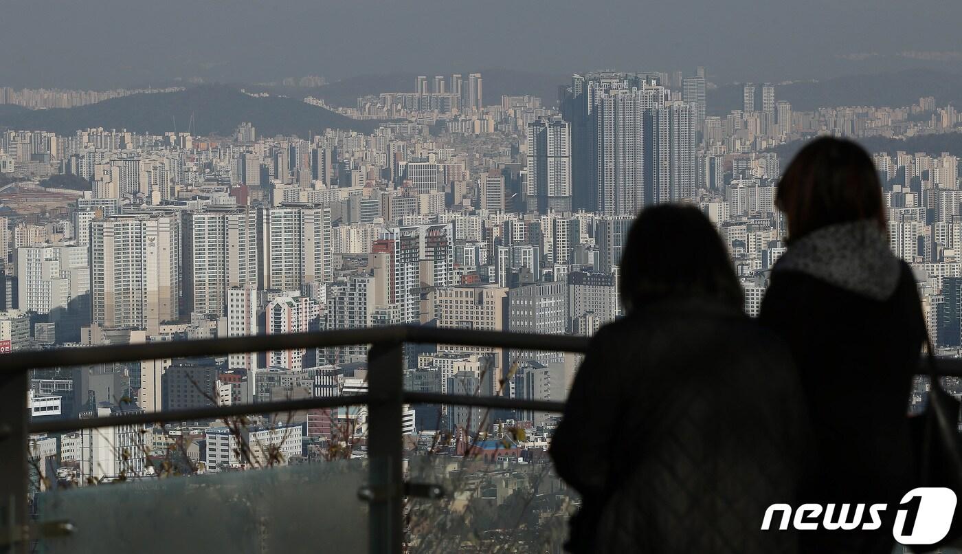 본문 이미지 - 서울 남산을 찾은 시민이 서울시내 아파트단지를 바라보고 있다. 2023.11.21/뉴스1 ⓒ News1 박세연 기자