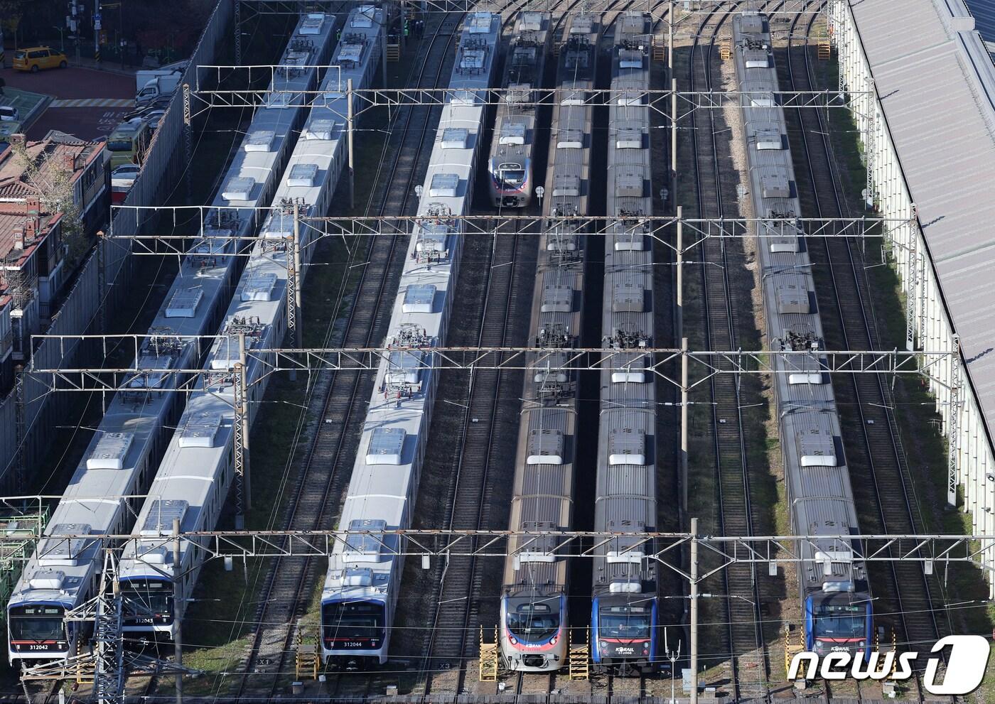 본문 이미지 - 서울 구로구 구로차량기지에 전동차가 멈춰서 있다./뉴스1 ⓒ News1 박정호 기자