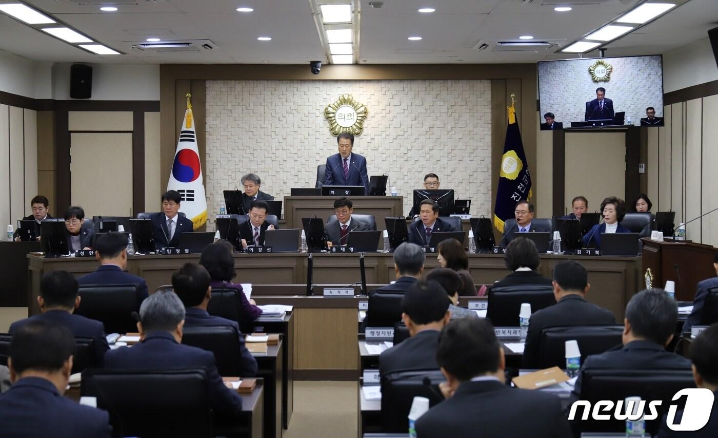 본문 이미지 - 충북 진천군의회 정례회 본회의.(진천군의회 제공)/뉴스1