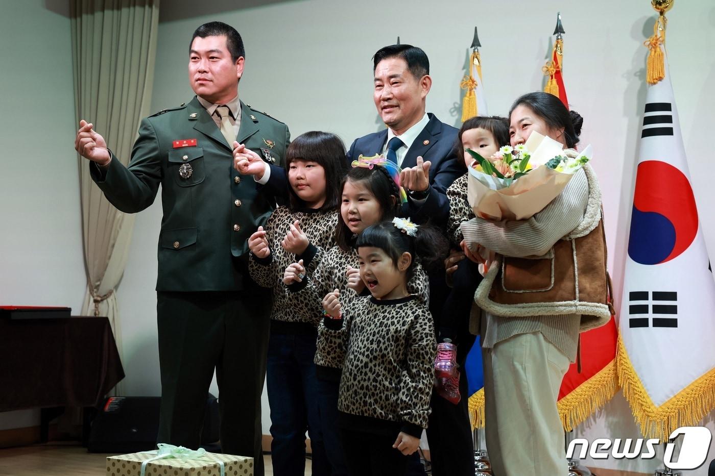 신원식 국방부 장관이 21일 서울 용산구 국방컨벤션에서 열린 다자녀 가족 초청 격려행사에서 맹준영 상사 가족과 함께 기념촬영을 하고 있다. (국방부 제공) 2023.11.21/뉴스1