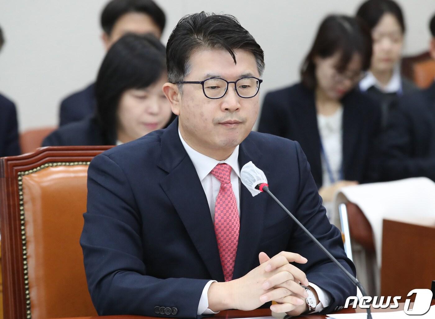 본문 이미지 - 장상윤 교육부 차관이 21일 오후 서울 여의도 국회에서 열린 교육위원회 전체회의에서 생각에 잠겨 있다. 2023.11.21/뉴스1 ⓒ News1 임세영 기자