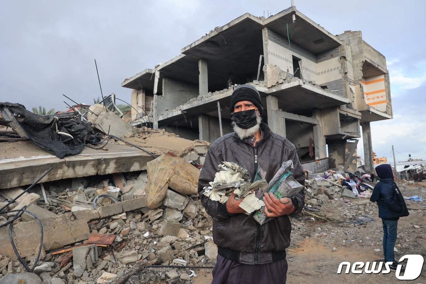 20일&#40;현지시간&#41; 가자지구 남쪽 라파에 대한 공습으로 갈 곳 잃은 팔레스타인 주민이 허망하게 거리를 바라보고 있다. 23.11.20 ⓒ AFP=뉴스1 ⓒ News1 김예슬 기자