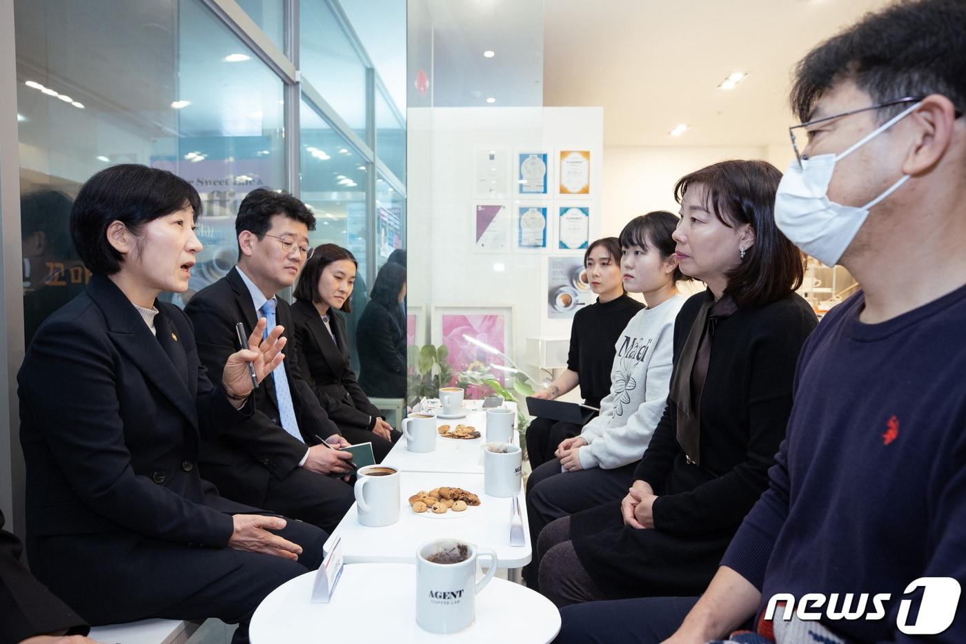 본문 이미지 - 한화진 환경부장관이 21일 오후 세종시 한 카페에서 열린 음료 업계 대표들과의 간담회에서 일회용품 제도 변화에 대한 현장의 목소리를 청취하고 있다. (환경부 제공) 2023.11.21/뉴스1