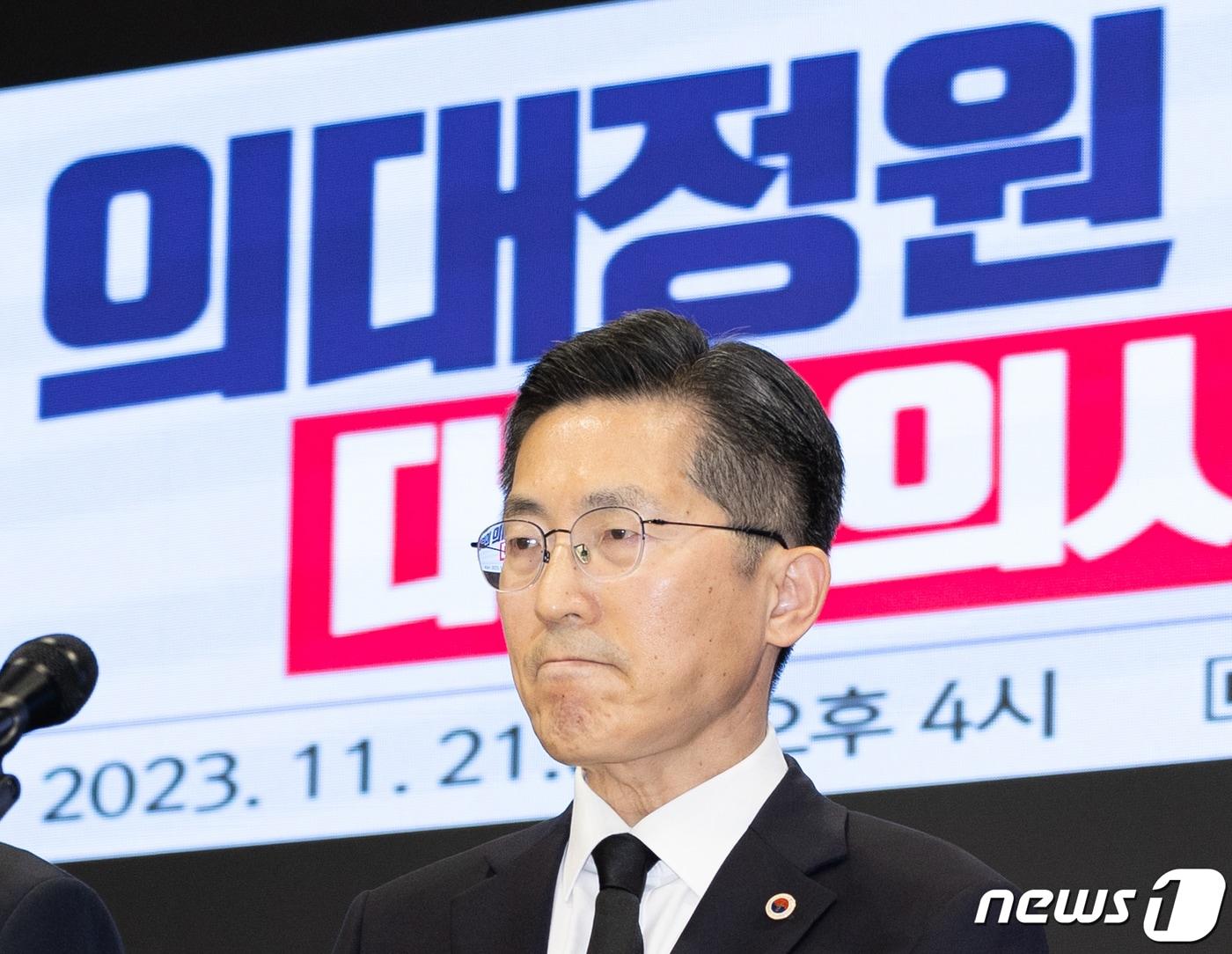 본문 이미지 - 이필수 대한의사협회장이 21일 오후 서울 용산구 대한의사협회에서 정부의 의대 정원 수요조사 결과 발표에 대한 긴급 기자회견을 마친 후 취재진 질문을 듣고 있다. 2023.11.21/뉴스1 ⓒ News1 이재명 기자