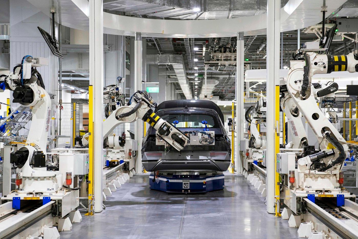 로봇이 셀(Cell)에서 아이오닉 5를 조립하는 모습(현대자동차 제공)