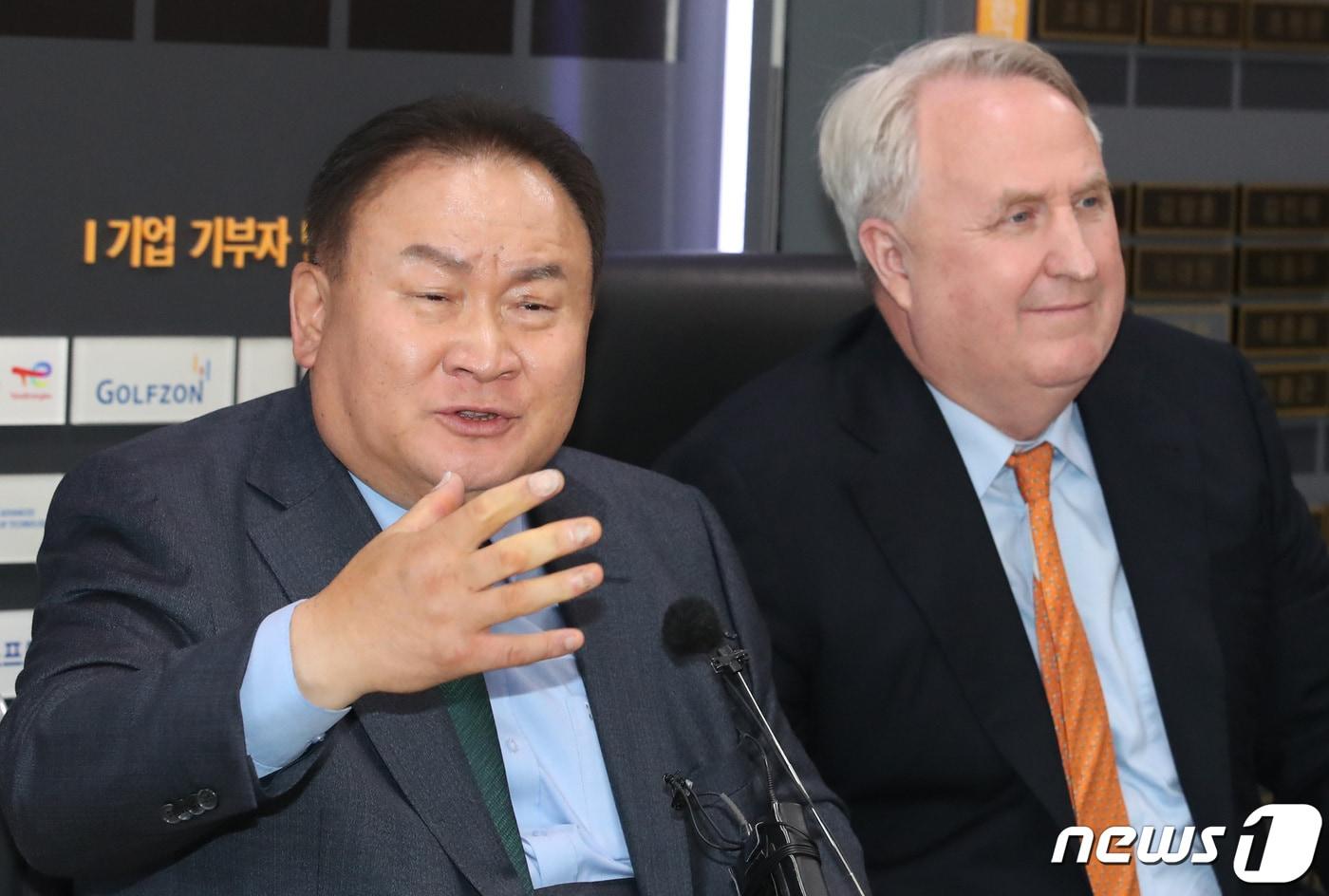본문 이미지 - 이상민 더불어민주당 의원과 인요한 국민의힘 혁신위원장이 21일 대전 유성구 한국과학기술연구원(KAIST)에서 열린 한국 정치의 문제점과 개혁방안 강연 및 토론회를 마치고 취재진 질문에 답하고 있다. 2023.11.21/뉴스1 ⓒ News1 김기태 기자