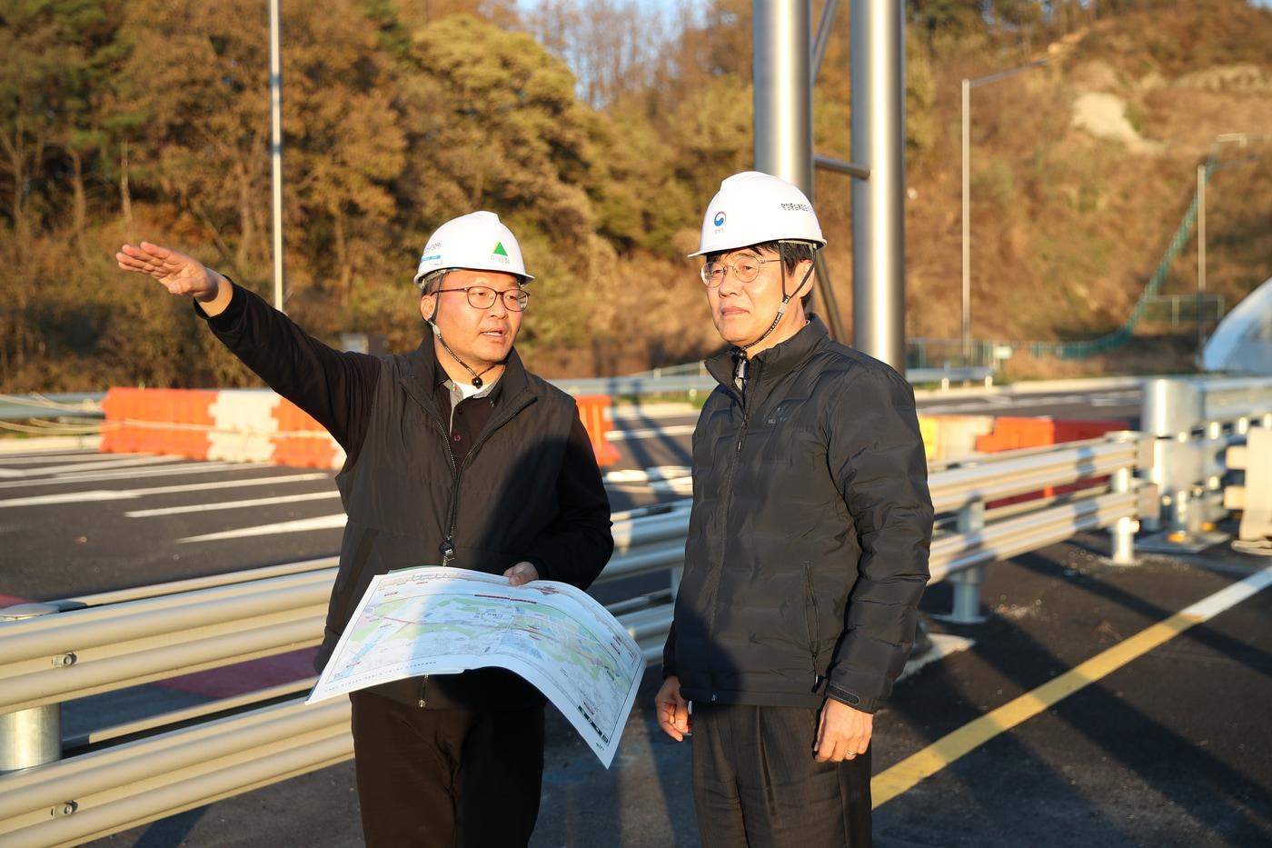 김형렬 행정중심복합도시건설청장(오른쪽)이 21일 오후 5생활권 외곽순환도로 건설 현장을 방문해 개통 준비 상황을 점검하고 있다. (행복청 제공) / 뉴스1