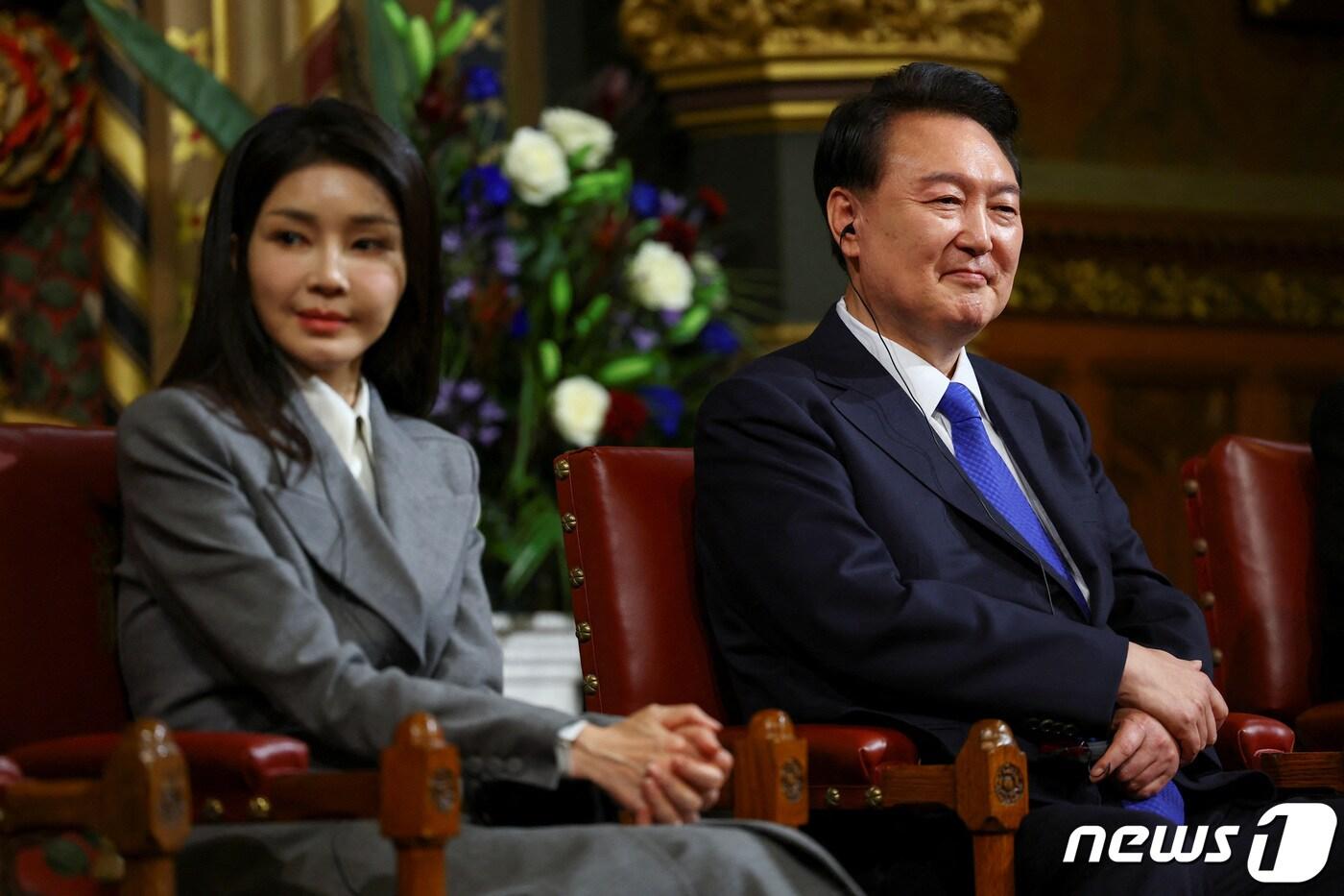 윤석열 대통령이 21일(현지시간) 국빈 방문 중인 영국 런던에서 의회를 찾아 영어 연설을 진행한 뒤 부인 김건희 여사와 함께 앉아 있다. 2023.11.22/뉴스1 ⓒ 로이터=뉴스1 ⓒ News1 정지형 기자