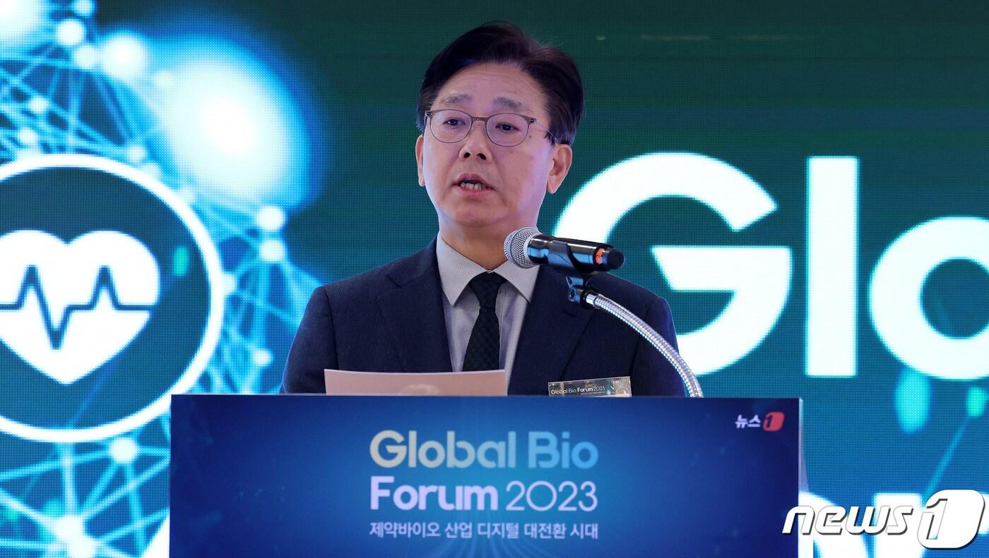 본문 이미지 - 이영섭 뉴스1 대표이사가 22일 서울 중구 소공동 롯데호텔 사파이어볼룸에서 제약·바이오 산업의 디지털 대전환을 주제로 열린 '글로벌 바이오 포럼 2023'(Global Bio Forum 2023)에서 인사말을 하고 있다. 2023.11.22/뉴스1 ⓒ News1 박지혜 기자
