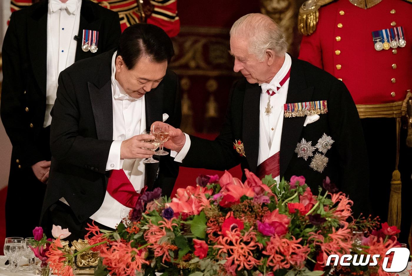 본문 이미지 - 영국을 국빈 방문 중인 윤석열 대통령이 찰스 3세 영국 국왕과 21일(현지시간) 만찬 자리에서 함께 건배를 하고 있다. ⓒ 로이터=뉴스1 ⓒ News1 이유진 기자