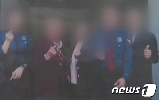 본문 이미지 - 지난 4월 서울 성동경찰서의 한 파출소장(오른쪽)이 근무시간 중 '회장님 호출'이라며 박인아(왼쪽) 경위를 불러 지역 유지와 사진을 찍게 해 논란을 빚었다. (KBS 갈무리) ⓒ 뉴스1  