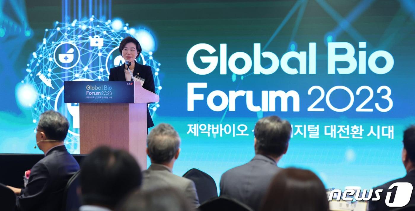 본문 이미지 - 조성경 과학기술정보통신부 1차관이 22일 서울 중구 소공동 롯데호텔 사파이어볼룸에서 제약·바이오 산업의 디지털 대전환을 주제로 열린 '글로벌 바이오 포럼 2023'(Global Bio Forum 2023)에서 축사를 하고 있다. 2023.11.22/뉴스1 ⓒ News1 박지혜 기자