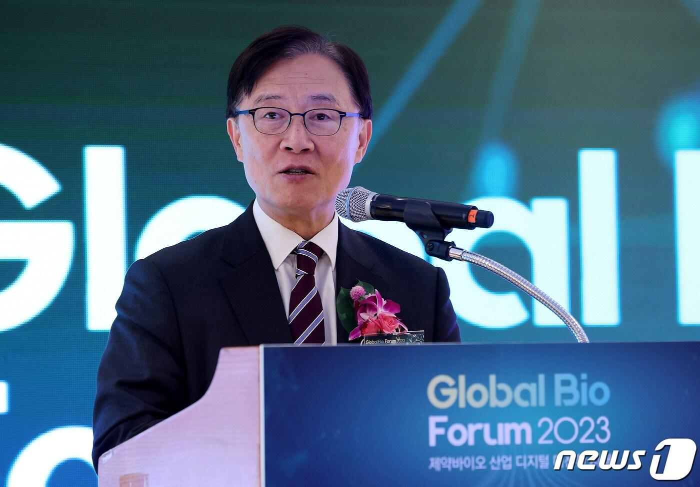 본문 이미지 - 최재형 국민의힘 의원이 22일 서울 중구 소공동 롯데호텔 사파이어볼룸에서 제약·바이오 산업의 디지털 대전환을 주제로 열린 '글로벌 바이오 포럼 2023'(Global Bio Forum 2023)에서 축사를 하고 있다. 2023.11.22/뉴스1 ⓒ News1 박지혜 기자