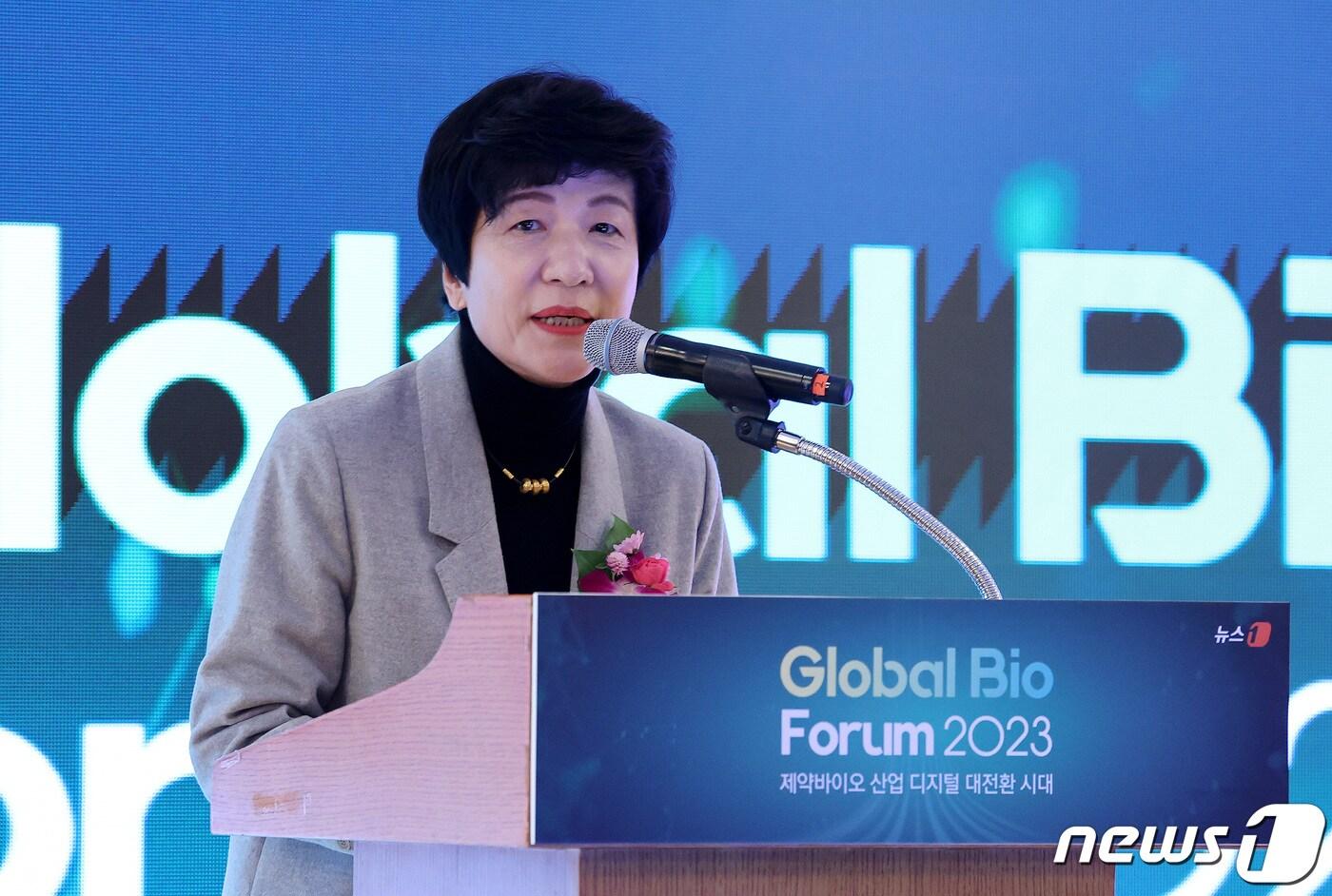 본문 이미지 - 김영주 국회부의장이 22일 서울 중구 소공동 롯데호텔 사파이어볼룸에서 제약·바이오 산업의 디지털 대전환을 주제로 열린 '글로벌 바이오 포럼 2023'(Global Bio Forum 2023)에서 축사를 하고 있다. 2023.11.22/뉴스1 박지혜 기자