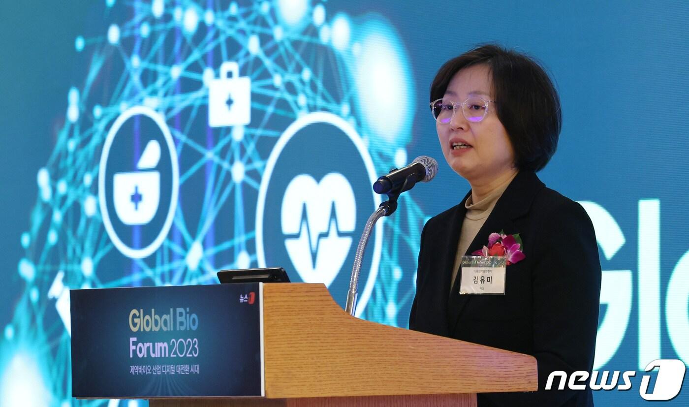 본문 이미지 - 김유미 식품의약품안전처 차장이 22일 서울 중구 소공동 롯데호텔 사파이어볼룸에서 제약·바이오 산업의 디지털 대전환을 주제로 열린 '글로벌 바이오 포럼 2023'(Global Bio Forum 2023)에서 오유경 식약처장의 축사를 대독하고 있다. 2023.11.22/뉴스1 ⓒ News1 박지혜 기자