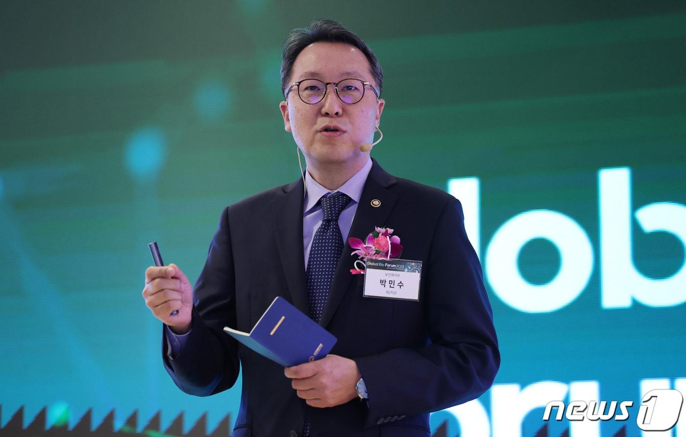 본문 이미지 - 박민수 보건복지부 2차관이 22일 서울 중구 소공동 롯데호텔 사파이어볼룸에서 열린 '글로벌 바이오 포럼 2023'(Global Bio Forum 2023)에서 디지털 헬스케어와 의료 혁신을 주제로 기조발표를 하고 있다. 2023.11.22/뉴스1 ⓒ News1 박지혜 기자