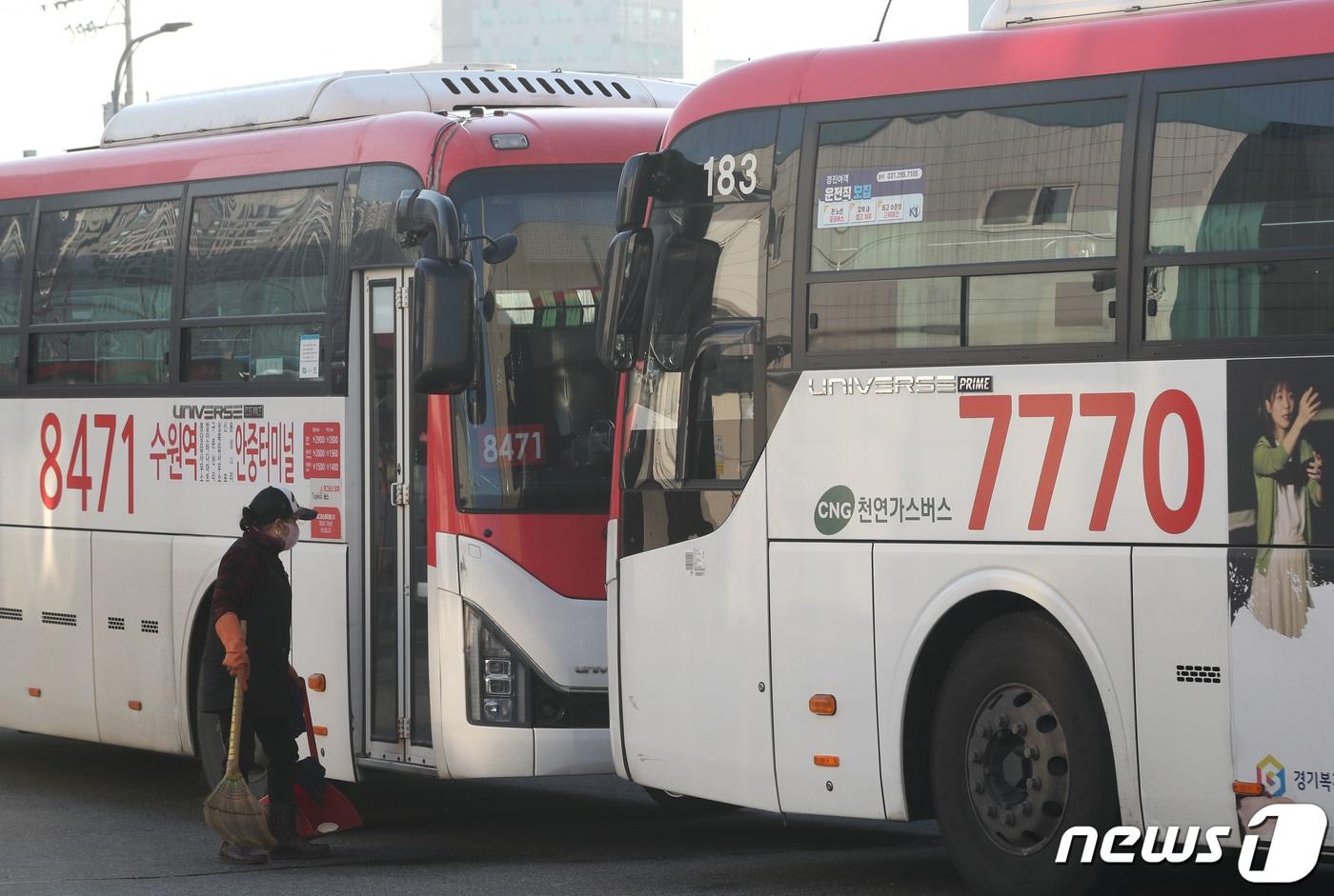 본문 이미지 - 광역버스 모습. 2023.11.22/뉴스1 ⓒ News1 김영운 기자