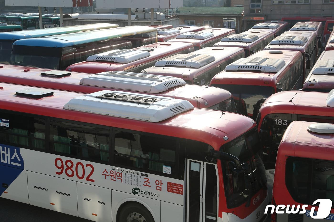 경기 수원·화성시에서 서울로 오가는 광역버스 170여 대를 운행 중인 경진여객 노조가 총파업에 돌입한 22일 오전 경기 수원시 권선구 경진여객운수 차고지에 운행을 멈춘 광역버스들이 주차돼 있다. 2023.11.22/뉴스1 ⓒ News1 김영운 기자