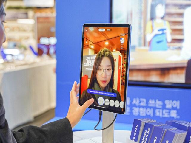 본문 이미지 - 라운즈는 가상으로 안경으로 착용하고 구매까지 할 수 있는 애플리케이션(앱) 서비스를 제공한다. 사진은 라운즈의 서비스를 제공하는 기기 '라운즈 미러'(이스트소프트 제공)