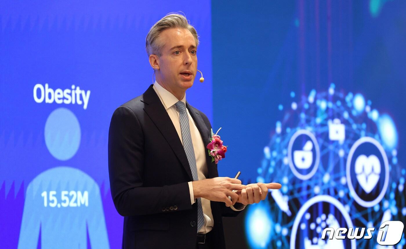 사샤 세미엔추크 노보 노디스크제약 코리아 대표가 22일 서울 중구 소공동 롯데호텔 사파이어볼룸에서 열린 '글로벌 바이오 포럼 2023'(Global Bio Forum 2023)에서 만성질환 치료를 위한 의약품과 디지털 헬스의 융합을 주제로 기조발표를 하고 있다. 2023.11.22/뉴스1 ⓒ News1 박지혜 기자