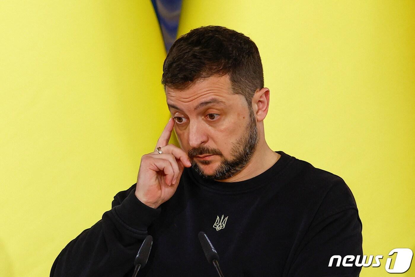 본문 이미지 - 볼로디미르 젤렌스키 우크라이나 대통령이 21일(현지시간) 우크라이나 키이우에서 마이아 산두 몰도바 대통령과 샤를 미셸 유럽연합(EU) 이사회 의장과 함께 만나 러시아의 우크라이나 공격에 대한 공동 기자회견에 참석하고 있다. 2023.11.22 ⓒ 로이터=뉴스1 ⓒ News1 정지윤 기자