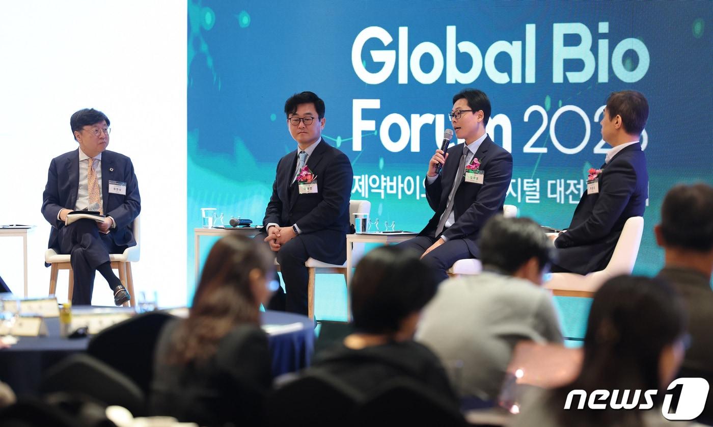 본문 이미지 - 22일 서울 중구 소공동 롯데호텔 사파이어볼룸에서 열린 '글로벌 바이오 포럼 2023'(Global Bio Forum 2023)에서 국내 디지털 바이오 환경 구축을 위한 과제를 주제로 토론회가 진행되고 있다. 2023.11.22/뉴스1 ⓒ News1 박지혜 기자