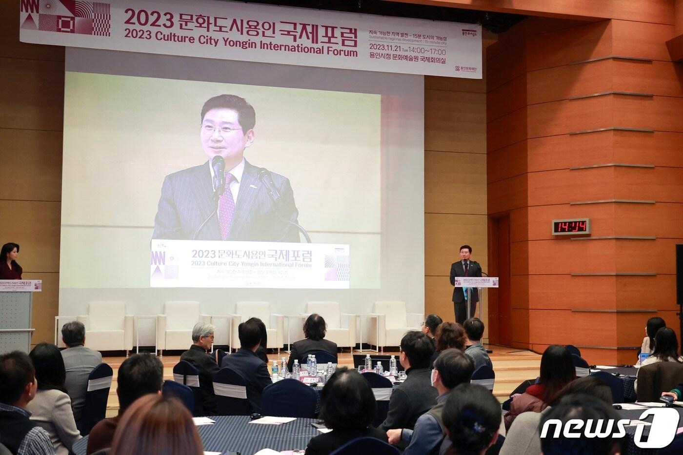 본문 이미지 - 용인문화원에서 21일 열린 '2023 문화도시 용인 국제포럼'에서 인사말을 하고 있는 이상일 용인시장.(용인시 제공)