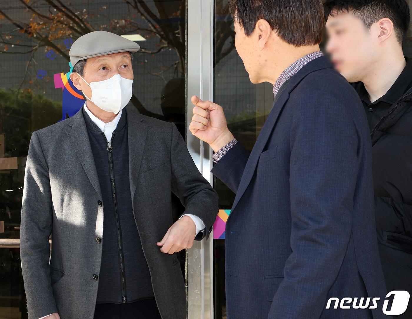 본문 이미지 - 특정경제범죄 가중처벌 등에 관한 법률 위반(업무상 횡령 및 배임) 혐의로 불구속 기소된 구본성 전 아워홈 부회장이 지난해 11월 22일 오전 서울 양천구 서울남부지방법원에서 열린 첫 재판을 마친뒤 법원 건물을 빠져나가고 있다. /뉴스1 ⓒ News1 김진환 기자