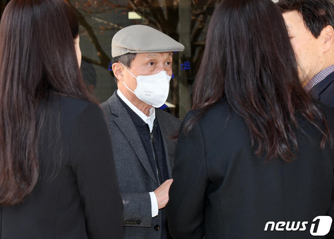 본문 이미지 - 특정경제범죄 가중처벌 등에 관한 법률 위반(업무상 횡령 및 배임) 혐의로 불구속 기소된 구본성 전 아워홈 부회장이 22일 오전 서울 양천구 서울남부지방법원에서 열린 첫 재판을 마친뒤 법원 건물 앞에서 변호인들과 대화를 나누고 있다.. 2023.11.22/뉴스1 ⓒ News1 김진환 기자