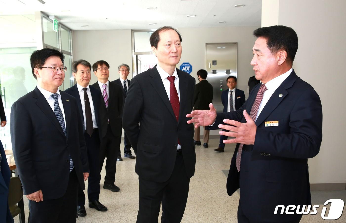 본문 이미지 - 22일 충북 영동 고령자복지주택을 방문한 이완규 법제처장이 정영철 영동군수(오른쪽)으로 부터 현황 설명을 듣고 있다. (영동군 제공) /뉴스1