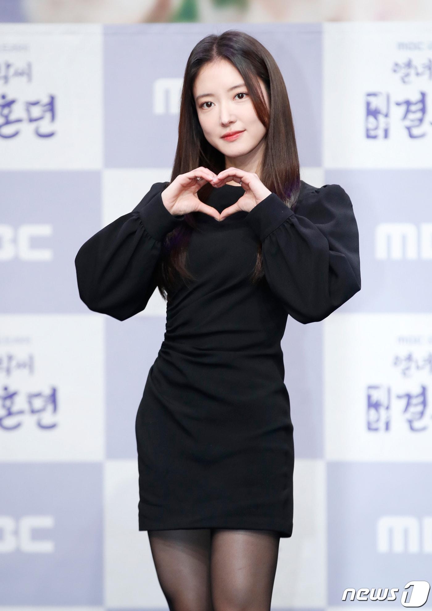 본문 이미지 - 배우 이세영이 22일 오후 서울 상암동 MBC 골든마우스홀에서 진행된 드라마 '열녀박씨 계약결혼뎐' 제작발표회에서 포즈를 취하고 있다. 동명의 네이버 웹소설을 원작으로 하는 '열녀박씨 계약결혼뎐'은 죽음을 뛰어넘어 2023년 대한민국에 당도한 19세기 욕망 유교걸 박연우(이세영 분)와 21세기 무감정 끝판왕 강태하(배인혁 분)의 금쪽같은 계약 결혼 스토리를 담은 작품이다. 2023.11.22/뉴스1 ⓒ News1 권현진 기자