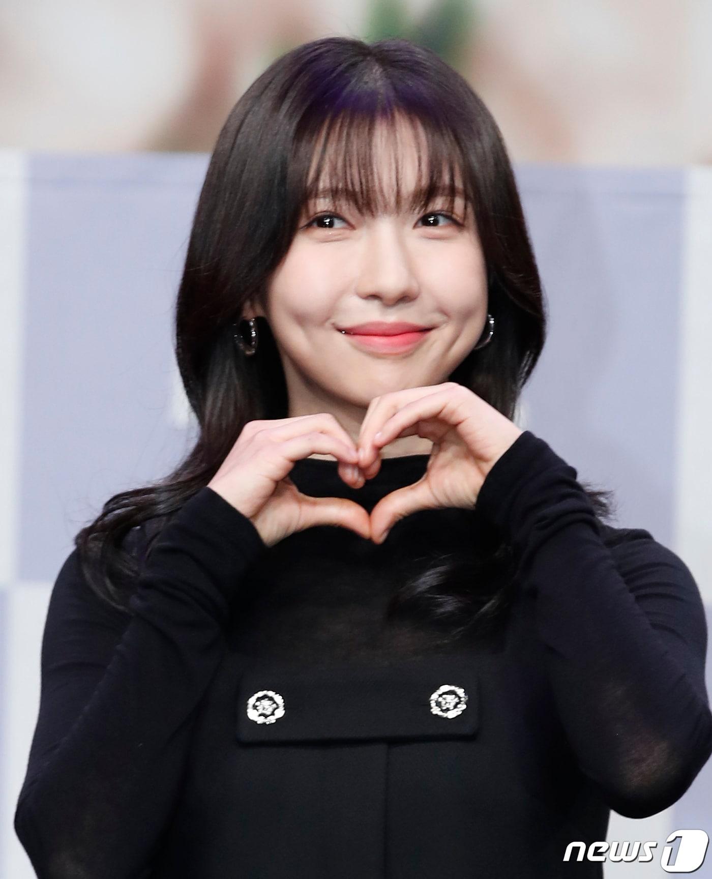 본문 이미지 - 배우 주현영이 22일 오후 서울 상암동 MBC 골든마우스홀에서 진행된 드라마 '열녀박씨 계약결혼뎐' 제작발표회에서 포즈를 취하고 있다. 동명의 네이버 웹소설을 원작으로 하는 '열녀박씨 계약결혼뎐'은 죽음을 뛰어넘어 2023년 대한민국에 당도한 19세기 욕망 유교걸 박연우(이세영 분)와 21세기 무감정 끝판왕 강태하(배인혁 분)의 금쪽같은 계약 결혼 스토리를 담은 작품이다. 2023.11.22/뉴스1 ⓒ News1 권현진 기자