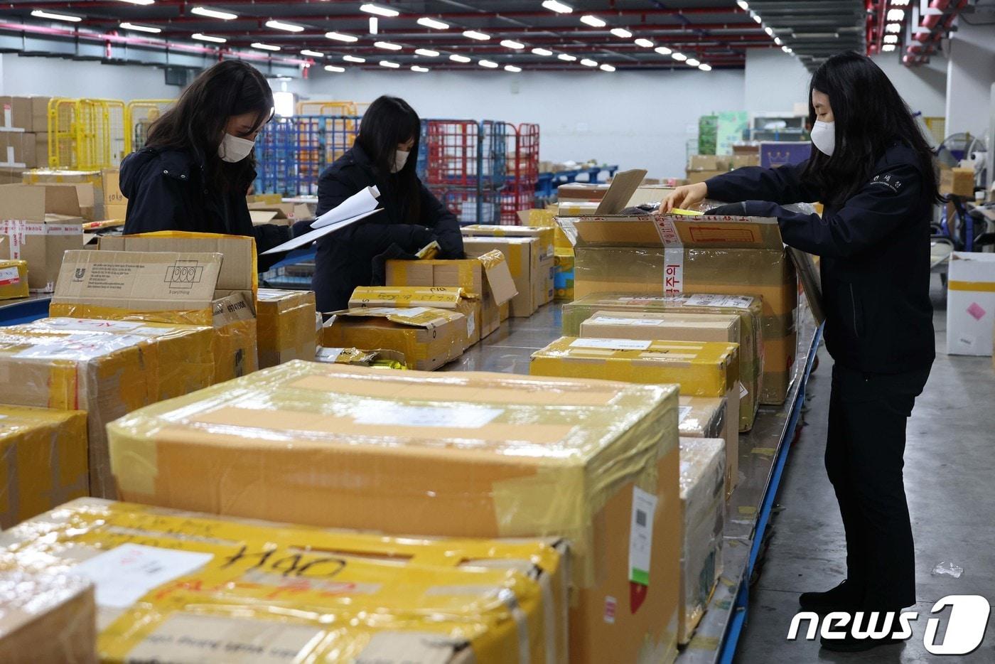 22일 인천공항본부세관 특송물류센터에서 관세 주무관들이 해외직구 물품들을 검사하고 있다. &#40;공동취재&#41; 2023.11.22/뉴스1 ⓒ News1 박정호 기자