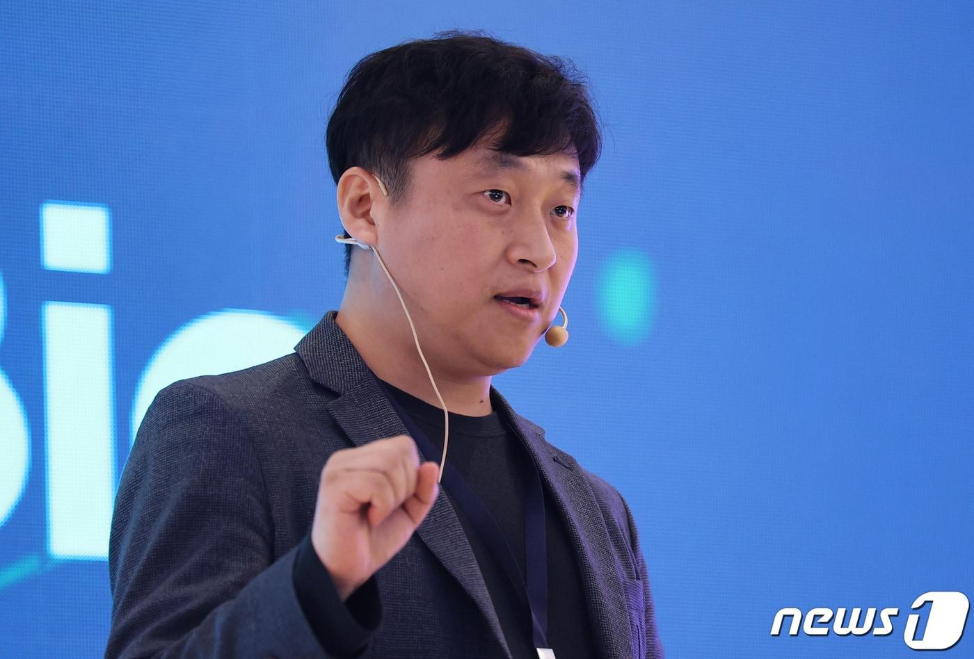 본문 이미지 - 김일 서지컬마인드 대표가 22일 서울 중구 소공동 롯데호텔 사파이어볼룸에서 열린 '글로벌 바이오 포럼 2023'(Global Bio Forum 2023)에서 AcroXeR : XR 기반 수술 내비게이션 솔루션을 주제로 발표하고 있다. 2023.11.22/뉴스1 ⓒ News1 박지혜 기자