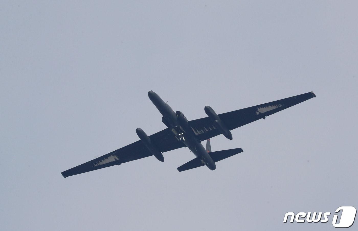 본문 이미지 - 주한미군 오산공군기지에서 U-2S 고고도정찰기가 착륙하는 모습. 2023.11.22 ⓒ 뉴스1 김영운 기자