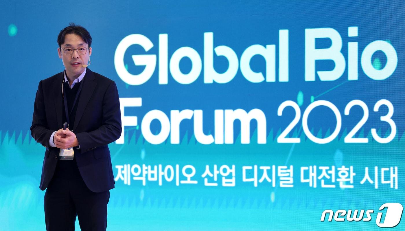 본문 이미지 - 김동민 제이엘케이 대표가 22일 서울 중구 소공동 롯데호텔 사파이어볼룸에서 열린 '글로벌 바이오 포럼 2023'(Global Bio Forum 2023)에서 인공지능을 통한 뇌졸중 진단과 치료 패러다임의 전환을 주제로 발표하고 있다. 2023.11.22/뉴스1 박지혜 기자