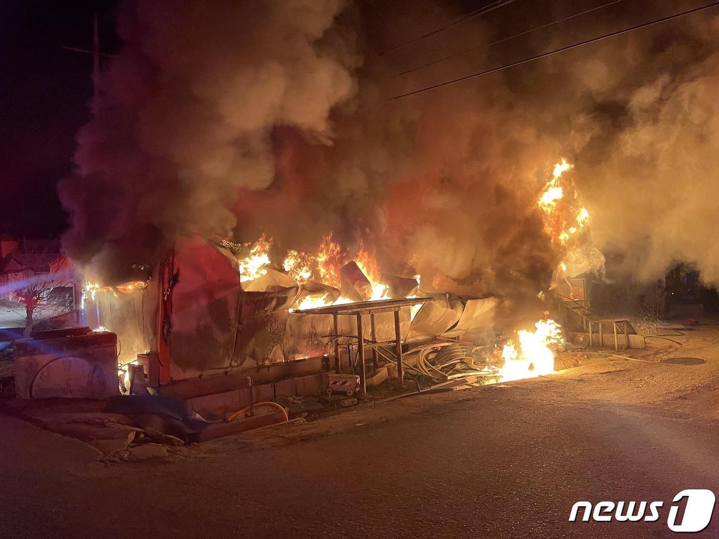 본문 이미지 - 22일 전북소방본부에 따르면 최근 5년간(2018~2022년) 도내에서 발생한 축사 화재는 총 269건으로 나타났다. 이 불로 6명이 다치고 162억원의 재산피해가 발생했다.(전북소방본부 제공)2023.11.22/뉴스1