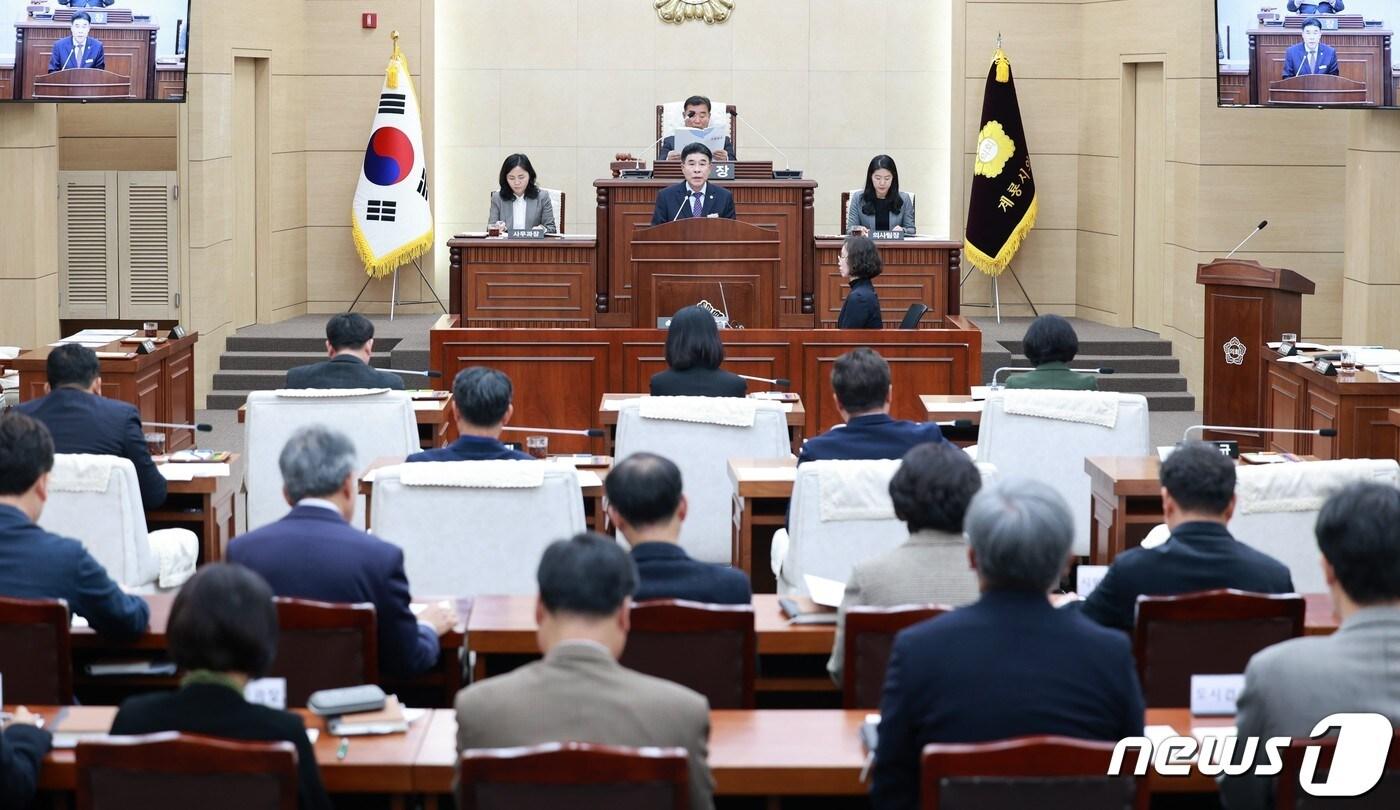 본문 이미지 - 이응우 계룡시장이 ‘제170회 계룡시의회 정례회’에서 시정연설을 하고 있다. (계룡시 제공) /뉴스1