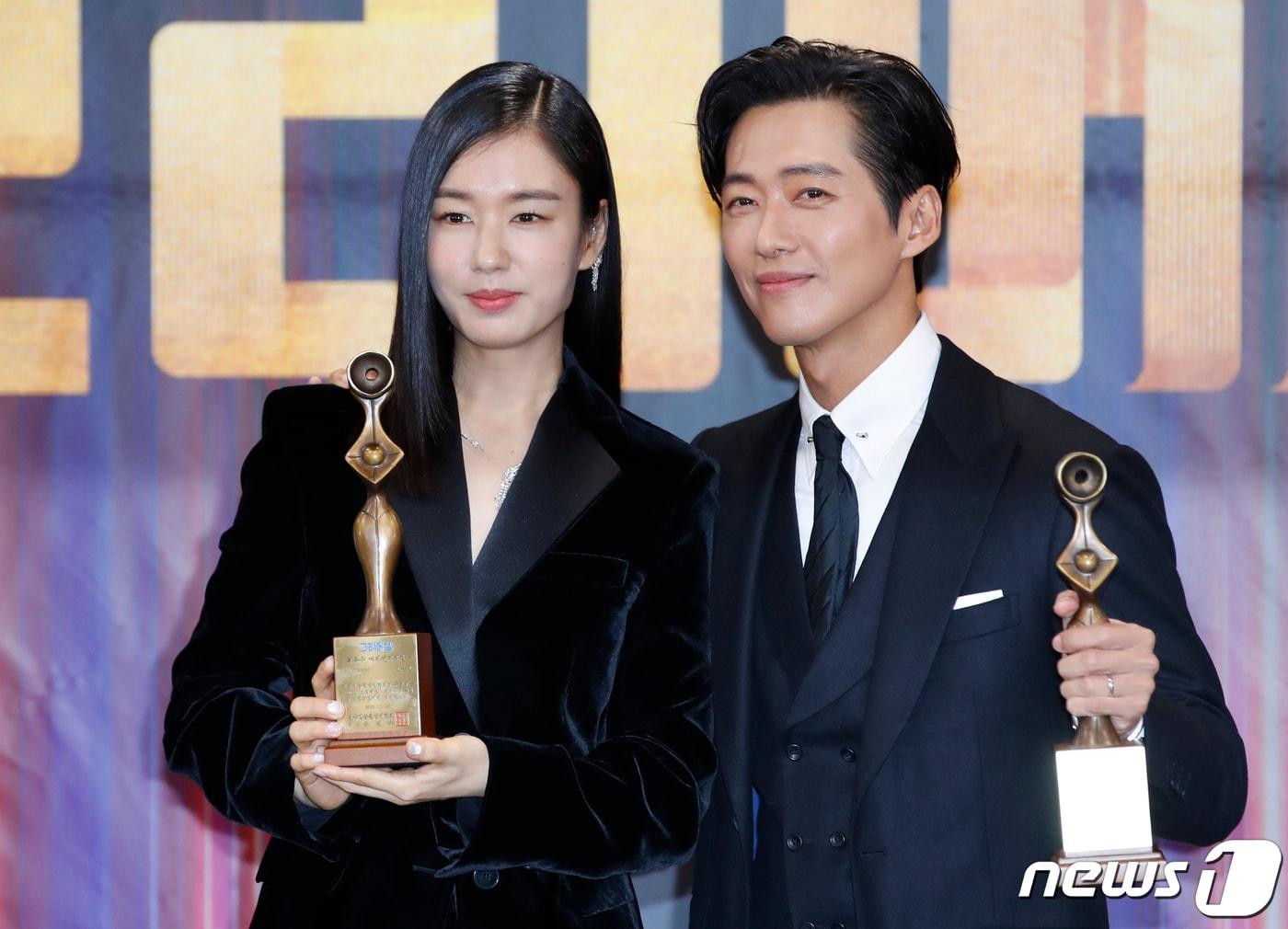 본문 이미지 - 배우 안은진과 남궁민(오른쪽)이 22일 오전 마포구 MBC에서 열린 ‘2023그리메상 시상식’에서 드라마 ‘연인’으로 최우수연기자상을 받은 뒤 트로피를 들고 포즈를 취하고 있다. 2023.11.22/뉴스1 ⓒ News1 권현진 기자