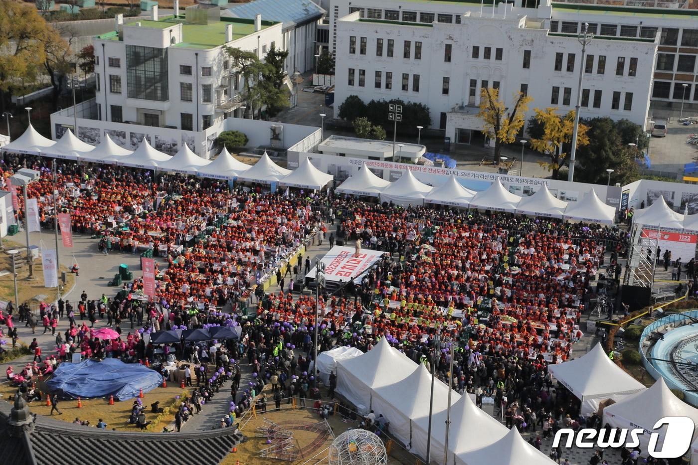 본문 이미지 - 22일 광주 동구 5·18민주광장에서 광주문화방송이 주최한 '김치대전' 행사가 성황리에 개최되고 있다. (광주문화방송 제공) 2023.11.22/뉴스1 