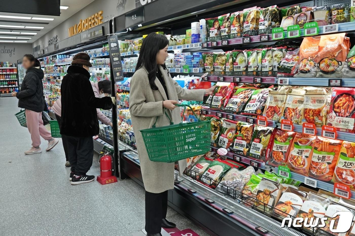 서울 용산구 롯데슈퍼 원효로점에서 쇼핑하는 고객(롯데슈퍼 제공)