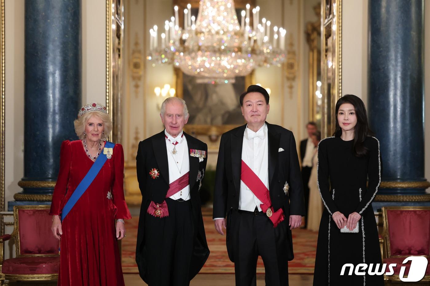 본문 이미지 - 영국을 국빈 방문 중인 윤석열 대통령과 김건희 여사가 21일(현지시간) 런던 버킹엄궁에서 열린 국빈만찬에서 찰스 3세 국왕 부부와 기념촬영을 하고 있다. (대통령실 제공) 2023.11.22/뉴스1 ⓒ News1 오대일 기자
