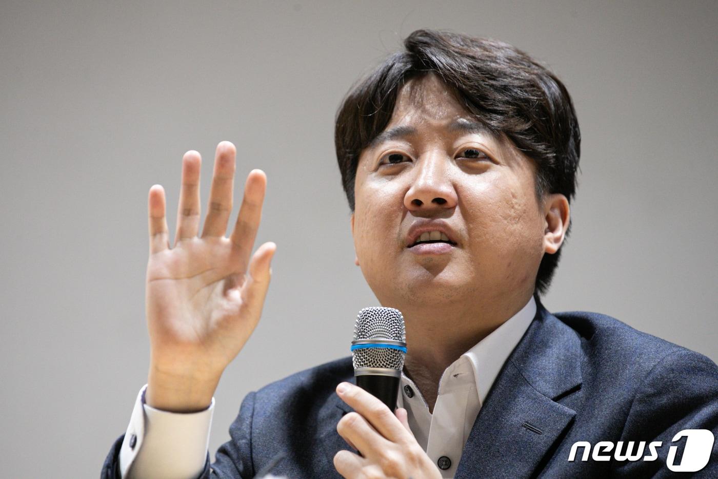 이준석 전 국민의힘 대표가 22일 오후 서울 성북구 고려대학교 4.18 기념관에서 열린 초청 토론회에 참석해 발언하고 있다. 2023.11.22/뉴스1 ⓒ News1 이승배 기자