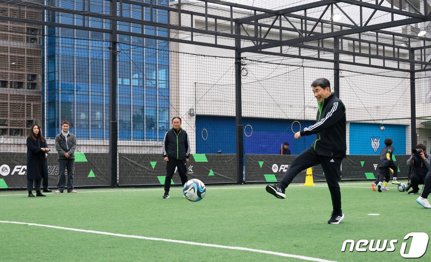 이주호 사회부총리 겸 교육부 장관이 22일 서울 영등포구 더에프필드에서 열린 '교육부-한국프로축구연맹 늘봄학교 및 학교체육 활성화 지원 업무협약식'에서 공을 차고 있다. (교육부 제공) 