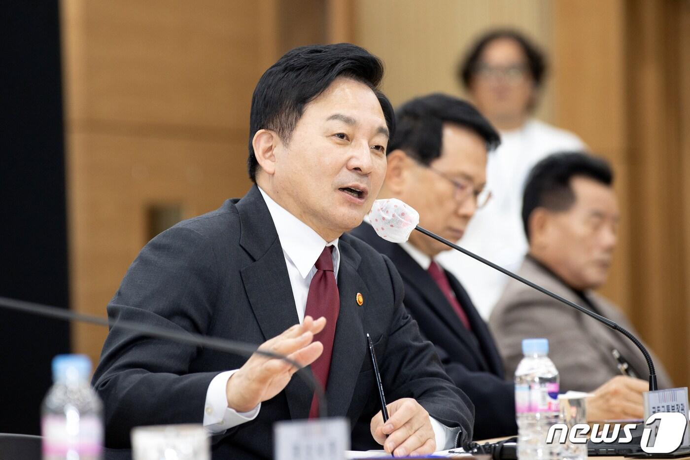 본문 이미지 - 원희룡 국토교통부 장관이 22일 경북 경산시청에서 열린 영남권 교통·물류 허브도시 도약을 위한 주민 간담회에서 인사말하고 있다. (국토교통부 제공) 2023.11.22/뉴스1