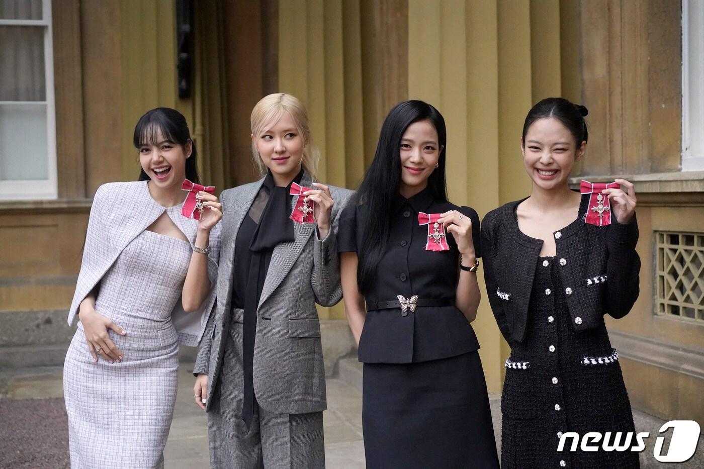 K-팝 걸그룹 블랙핑크(좌측부터 리사, 로제, 지수, 제니)가 22일(현지시간) 영국 런던 버킹엄궁에서 찰스 3세 국왕에게 받은 대영제국훈장(MBE)을 들고 기념사진을 찍고 있다.  2023.11.22/뉴스1 ⓒ 로이터=뉴스1 ⓒ News1 정지형 기자