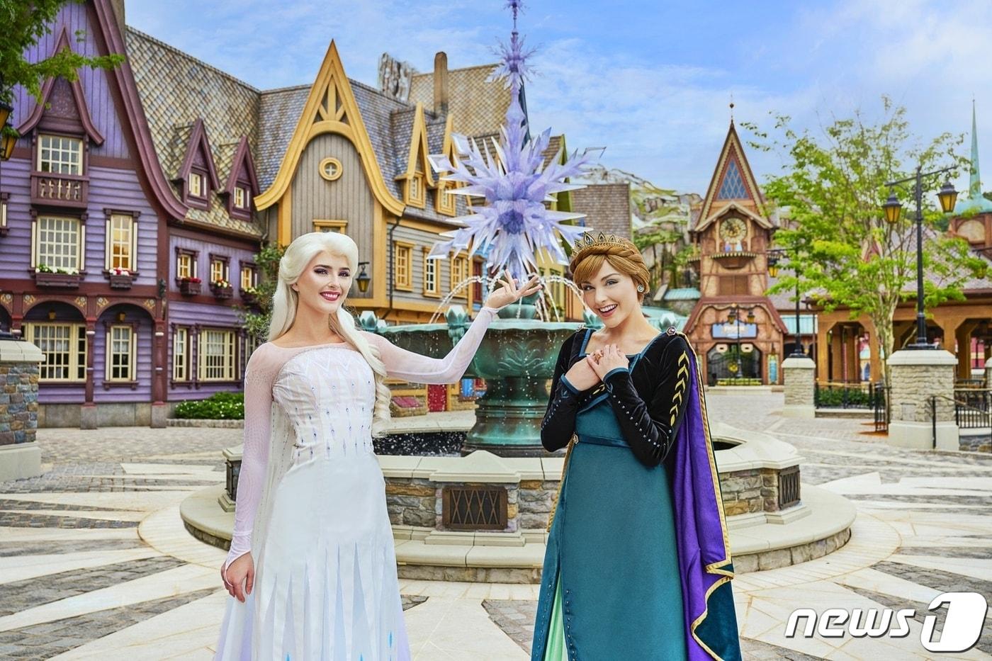 홍콩 디즈니랜드 테마랜드 '겨울왕국 세상'에서 포즈를 취한 모델들(현대백화점 제공)