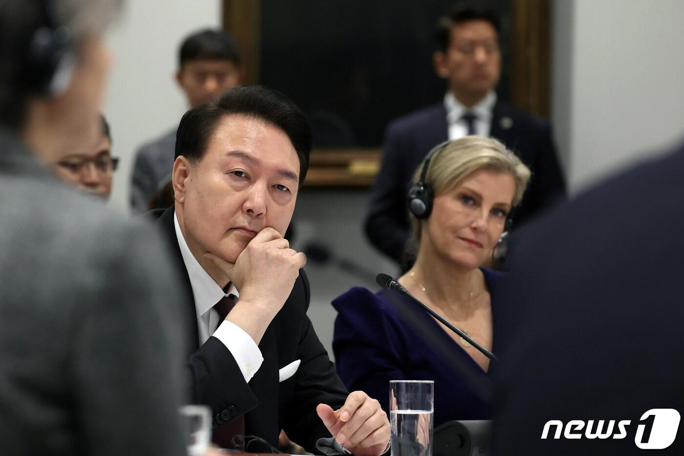 영국을 국빈 방문 중인 윤석열 대통령이 22일(현지시간) 런던 왕립학회에서 열린 한·영 최고과학자 과학기술 미래포럼에서 참석자들의 발언을 경청하고 있다. (대통령실 홈페이지) 2023.11.23/뉴스1 ⓒ News1 오대일 기자